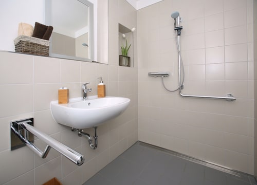 cómo adaptar un baño para personas mayores